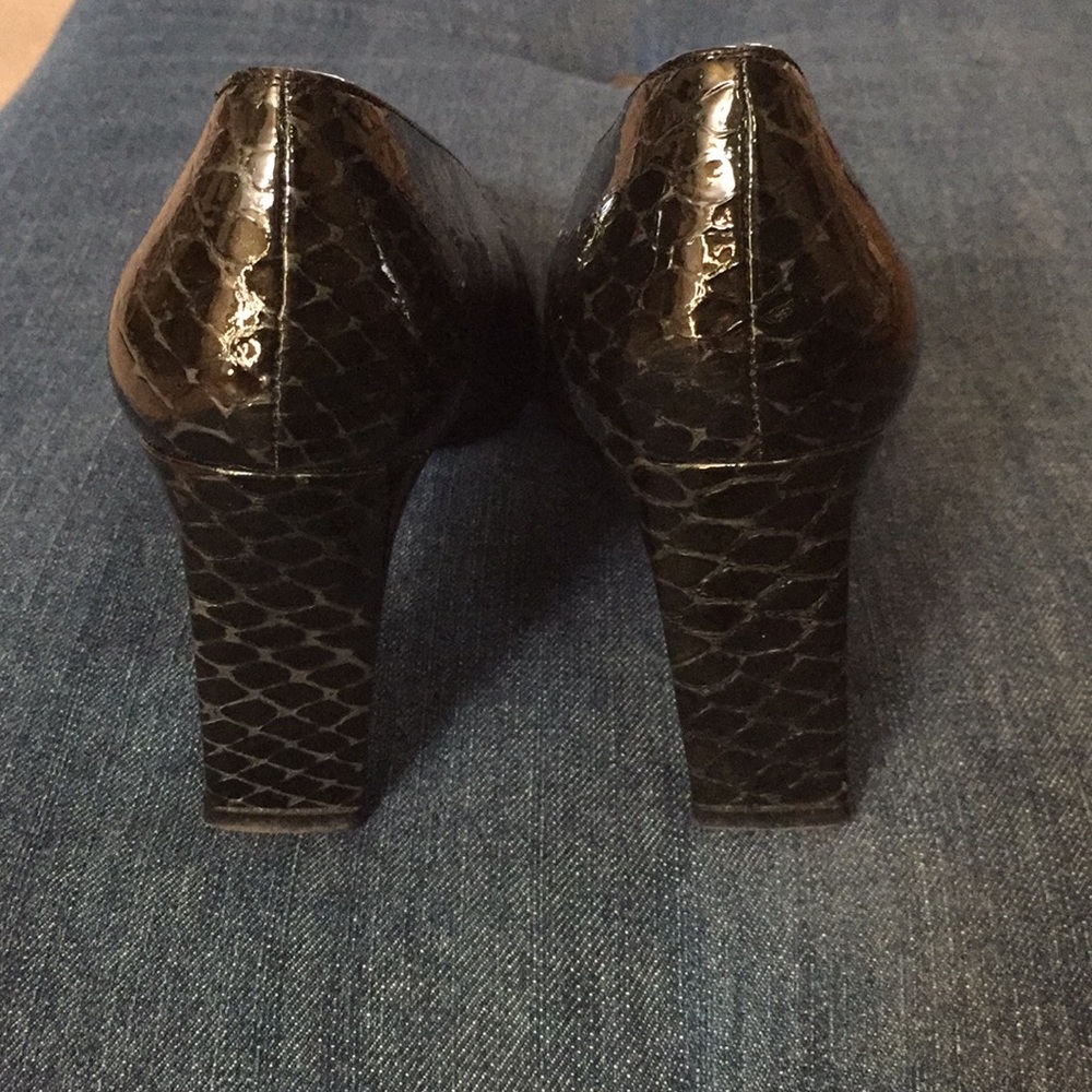 Stuart Weitzman Pump. Charcoal Patent. Size 10 - image 3